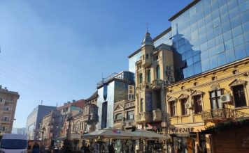 Ljudi u neverici gledaju montažu jelke u Nišu: Da li je ovo genijalno rešenje ili teška bruka? – “Da ne zaledi”