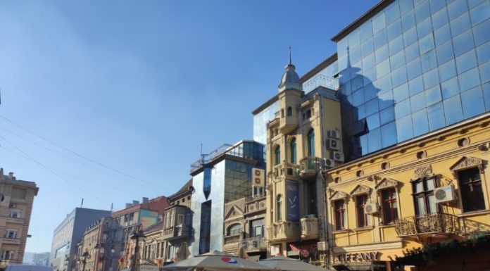 Ljudi u neverici gledaju montažu jelke u Nišu: Da li je ovo genijalno rešenje ili teška bruka? – “Da ne zaledi”