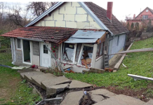 Darko je sedeo na kauču, kada mu je komšija autom “sleteo” na kuću: Pukom srećom izbegnuta tragedija