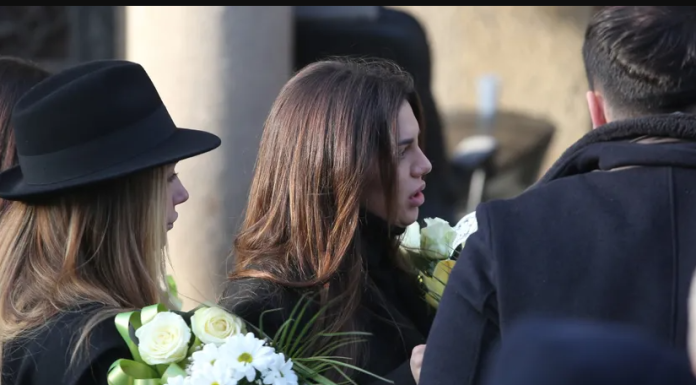 Maša Terzić skrhana od tuge na sahrani dede Jovana: U suzama prima saučešća – Reka ljudi na Novom groblju
