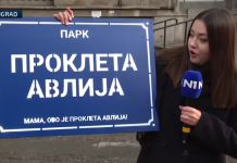 Uklonjen znak koji je Pijanista postavio na ogradi Ćacilenda: “Dva sata je sedam policajaca čuvalo tablu”