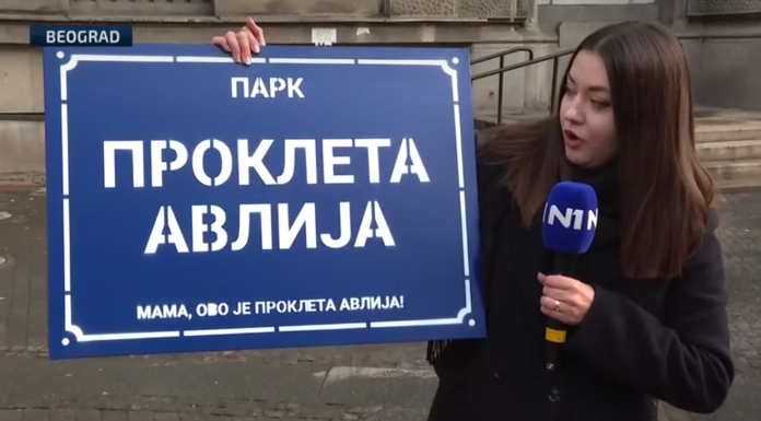 Uklonjen znak koji je Pijanista postavio na ogradi Ćacilenda: “Dva sata je sedam policajaca čuvalo tablu”