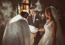 “Kume, što ne kažeš da mu spavaš sa ženom?” Sveštenik raskrinkao aferu usred Ostroga – Mladoženja pao u nesvest, venčanje otkazano