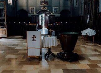 Najlepša slika Bogojavljenja stiže iz Čačka: Mladić isplivao iz ledene vode, pa devojci priredio nezaboravno iznenađenje