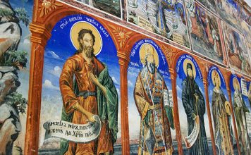 Žena došla na liturgiju, a obukla se kao da je krenula na trčanje – Otac Predrag je opomenuo: “Ne možeš tako pred Gospoda…”