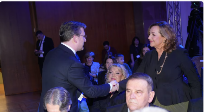 Predsednik Vučić odlikovao Anu Bekutu i još jednu pevačicu povodom Sretenja: Dobile zlatne medalje za zasluge