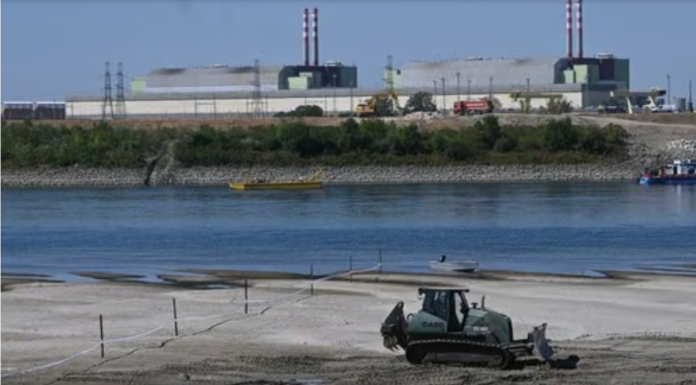 Izronila “Stena gladi” – Dunav na istorijskom minimumu, ljudi hodaju po njegovom koritu: “Gotovo je, sve se osušilo”