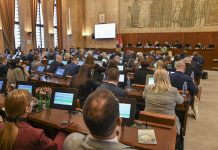 Haos u Skupštini Vojvodine: Poslanik spomenuo nadstrešnicu, predsednik parlamenta naložio da ga izbace iz sale – Umešala se cela opozicija